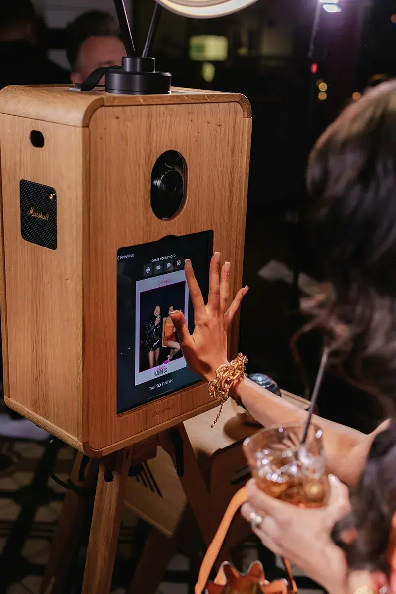 Everybooth ICON detail – handcrafted oak body at night